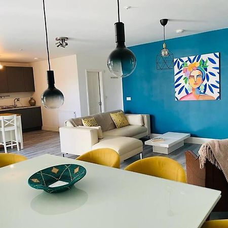 Апартаменты Stunning Huge Openplan 2Bed Flat Уокинг Экстерьер фото