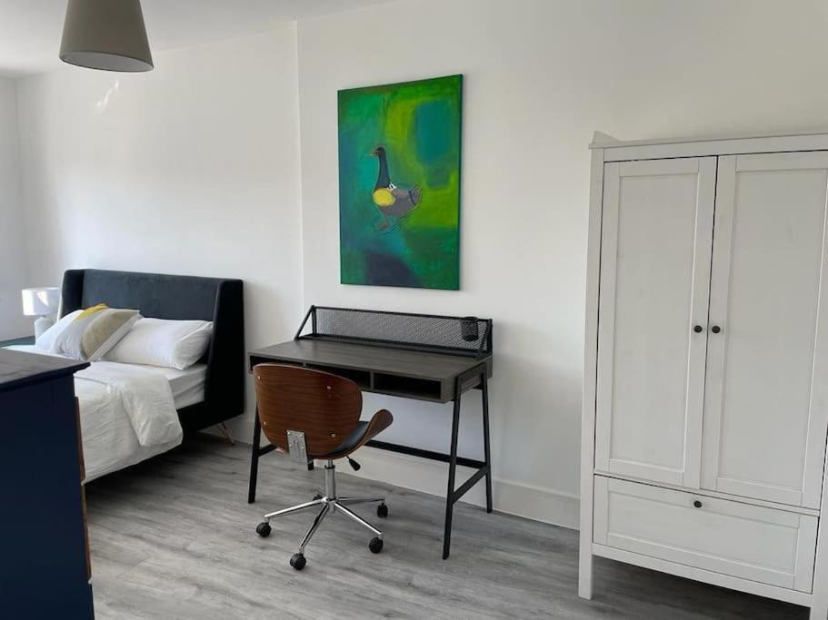 Апартаменты Stunning Huge Openplan 2Bed Flat Уокинг Экстерьер фото