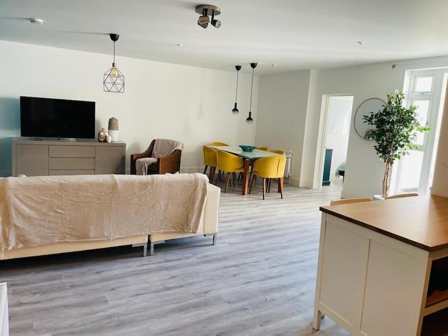 Апартаменты Stunning Huge Openplan 2Bed Flat Уокинг Экстерьер фото